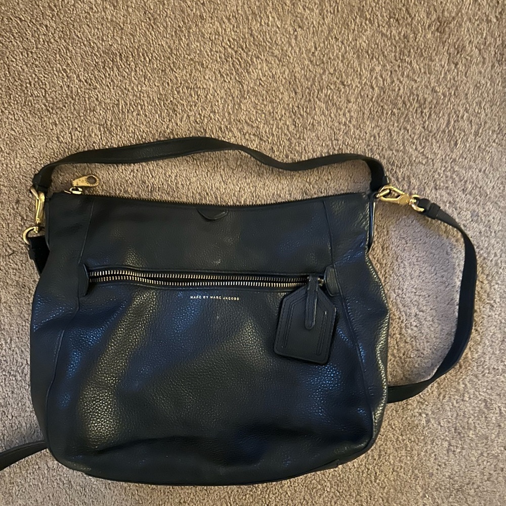 Marc Jacobs Black and Gold Shoulder Bag with Sleek Design